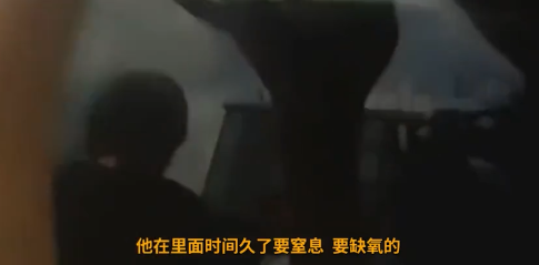 孩子闷车内拒砸窗