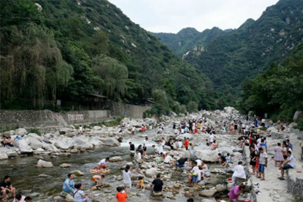 游客避暑填满河道