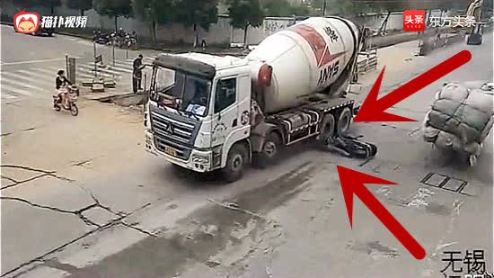 小伙骑车被三轮车撞倒,水泥罐车瞬间冲出来,还来得及救吗?
